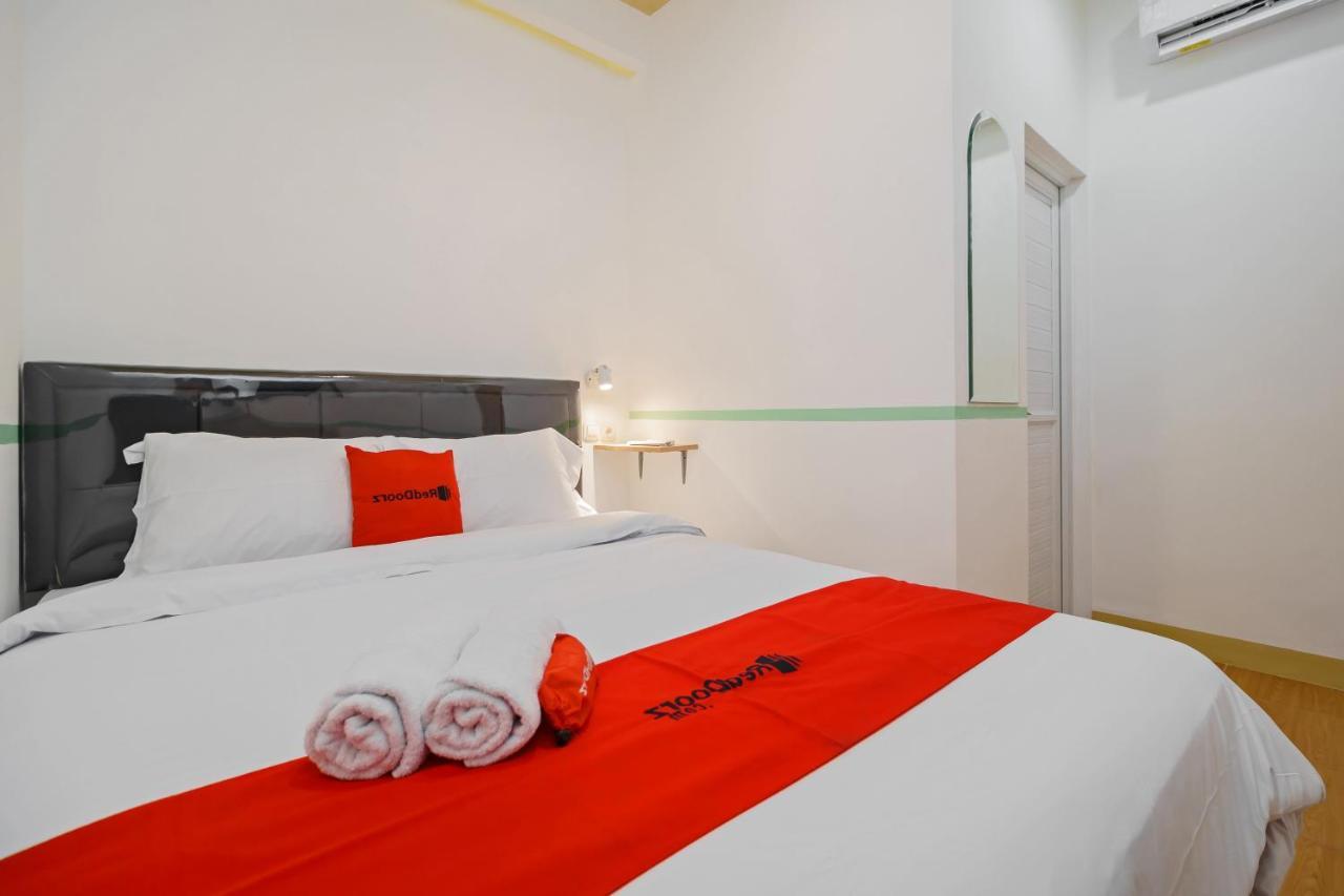 Hotel Reddoorz @ Taman Royal Tangerang Exterior foto
