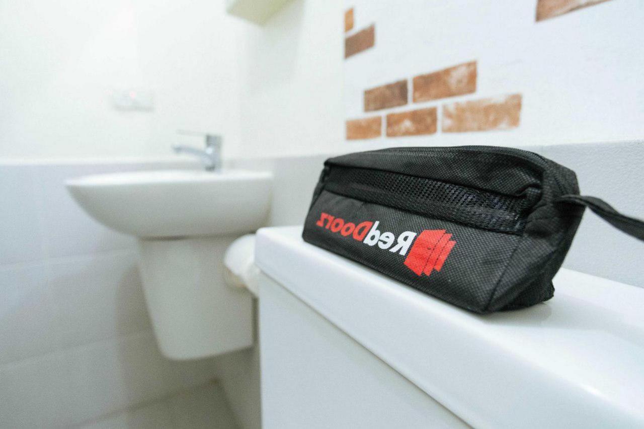 Hotel Reddoorz @ Taman Royal Tangerang Exterior foto